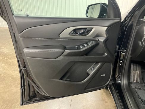 Used 2023 Chevrolet Traverse LT w/ LT Premium Package AWD/4WD image 16