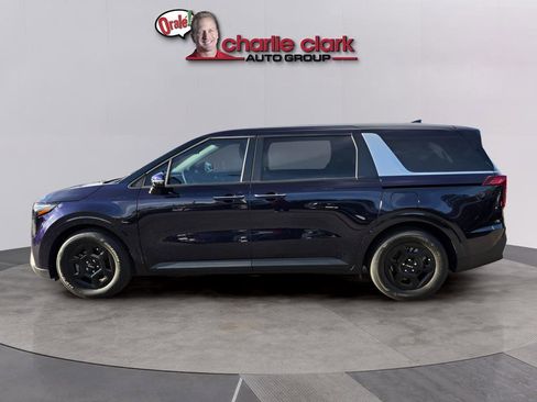 Used 2025 Kia Carnival LX FWD image 3