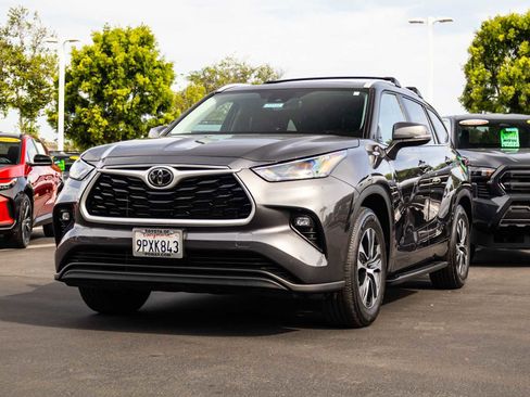 Used 2024 Toyota Highlander XLE image 3