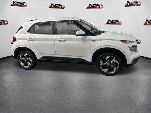 Certified 2025 Hyundai Venue SEL image 4