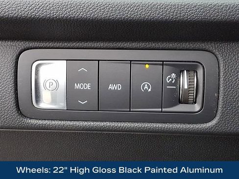 Used 2025 Chevrolet Traverse RS image 28