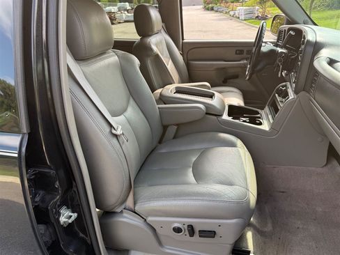 Used 2006 GMC Yukon SLT w/ SLT Preferred Equipment Group RWD image 32