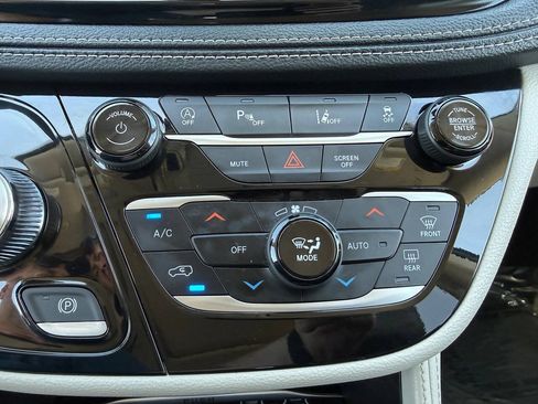 Used 2023 Chrysler Pacifica Limited FWD image 44