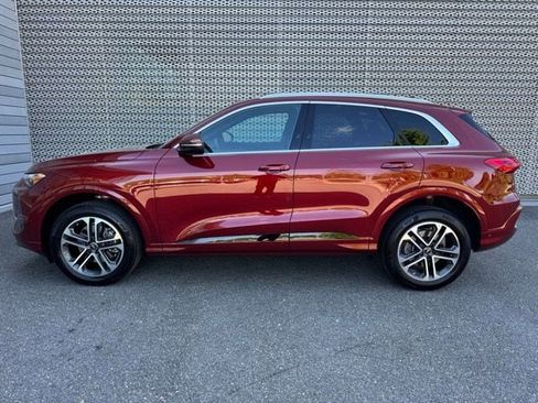Used 2025 Audi Q5 Premium w/ 19" Wheel Package AWD/4WD image 2