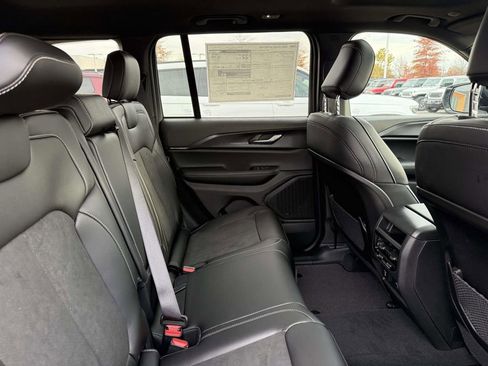 New 2025 Jeep Grand Cherokee Altitude AWD/4WD image 17