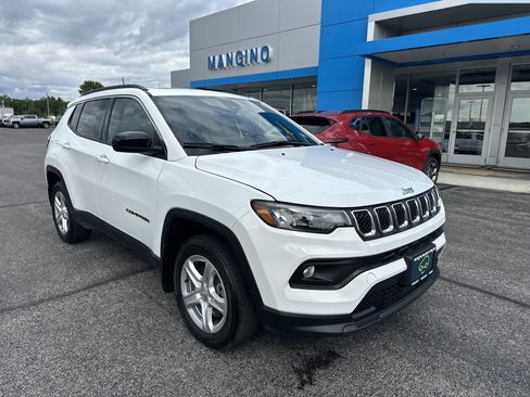 Used 2024 Jeep Compass Latitude w/ Sun and Sound Group AWD/4WD image 2