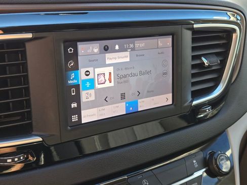 Used 2023 Chrysler Voyager LX image 25