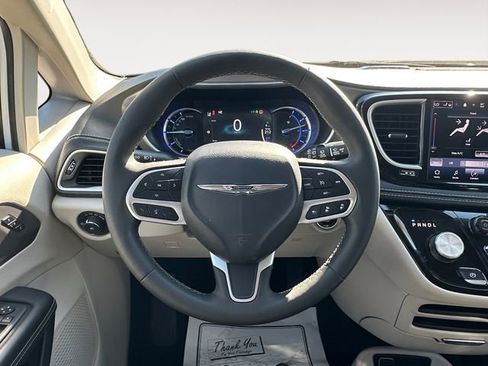 Used 2024 Chrysler Pacifica Limited FWD image 12