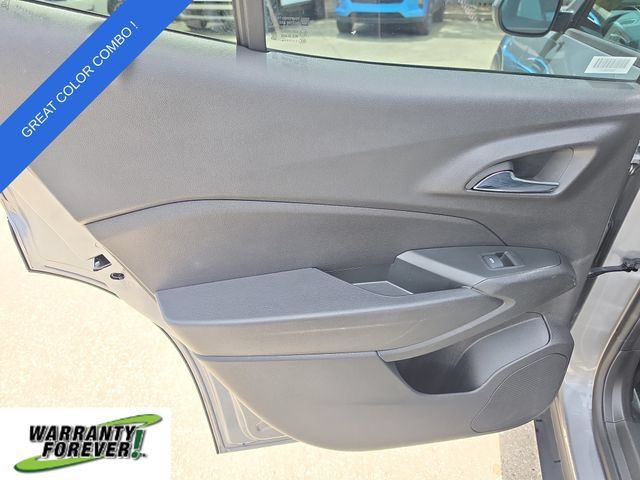Used 2025 Chevrolet Trax LT w/ LT Convenience Package FWD image 13