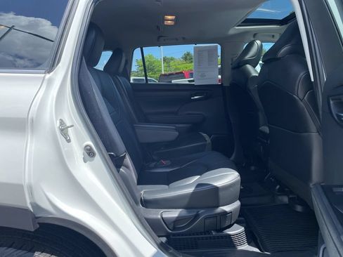 Used 2021 Toyota Highlander XLE AWD/4WD image 36