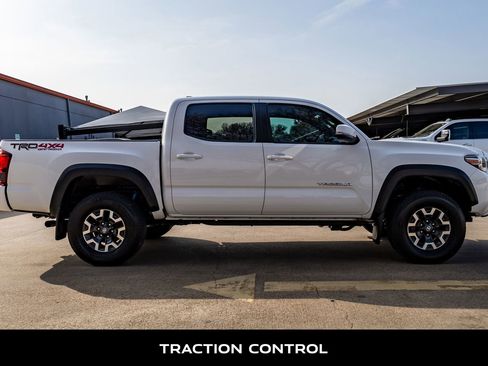 Used 2018 Toyota Tacoma TRD Off-Road w/ Technology Package image 10