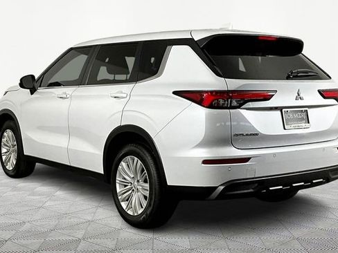 Used 2024 Mitsubishi Outlander ES FWD image 4