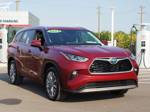 Used 2024 Toyota Highlander Platinum image 2