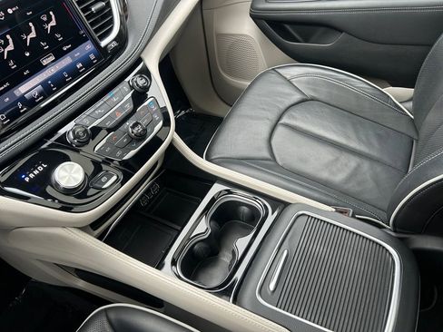 Used 2024 Chrysler Pacifica Limited image 20