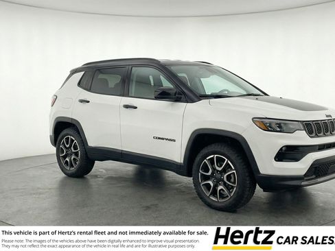 Used 2025 Jeep Compass Trailhawk image 1