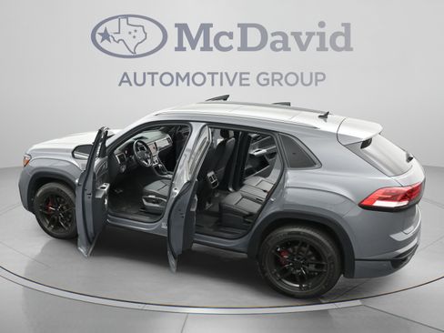 Used 2020 Volkswagen Atlas Cross Sport SEL R-Line FWD image 45