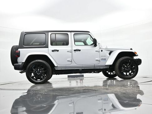 Used 2022 Jeep Wrangler Unlimited Sahara w/ Cold Weather Group AWD/4WD image 29