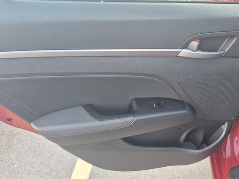 Used 2017 Hyundai Elantra Limited image 9