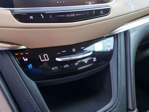 Used 2019 Cadillac XT5 Platinum AWD/4WD image 16