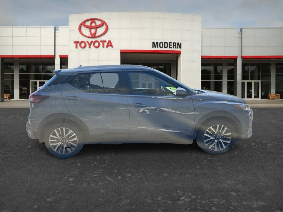 Used 2022 Nissan Kicks SV w/ Interior Electronics Package FWD image 12