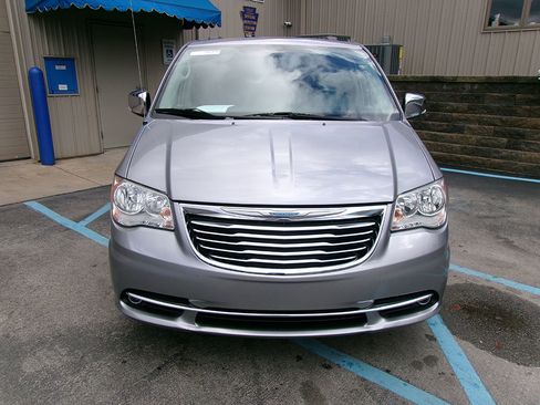 Used 2015 Chrysler Town & Country Touring-L w/ Driver Convenience Group image 3