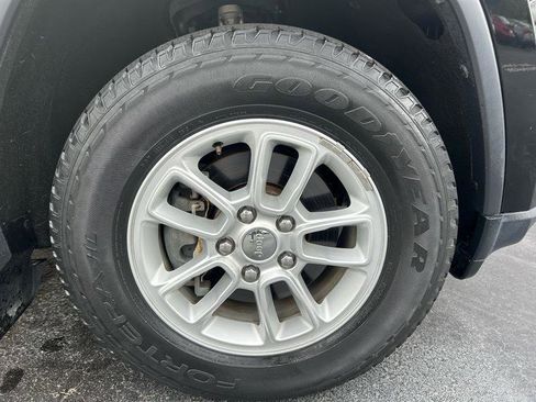 Used 2019 Jeep Grand Cherokee Laredo image 25