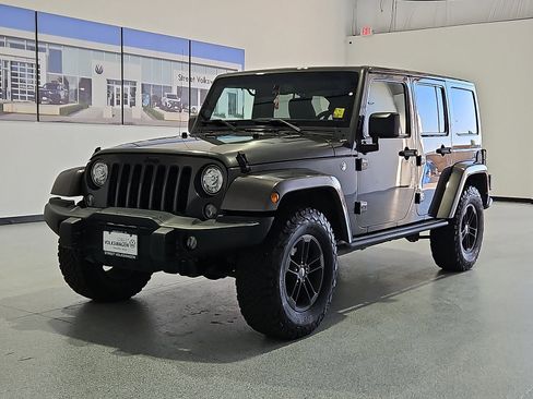 Used 2017 Jeep Wrangler Unlimited Sahara AWD/4WD image 4