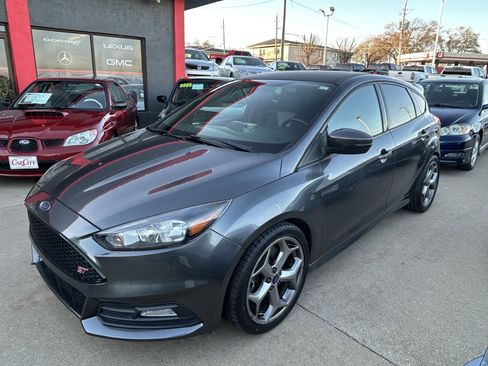 Used 2017 Ford Focus ST image 2