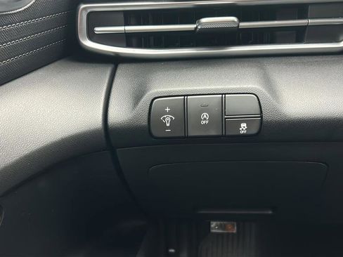 Certified 2025 Hyundai Elantra SE FWD image 28