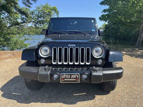 Used 2017 Jeep Wrangler Unlimited Sahara w/ Connectivity Group AWD/4WD image 13
