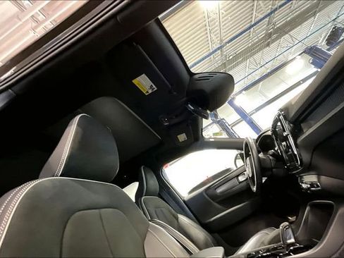 Used 2022 Volvo XC40 T5 R-Design image 22