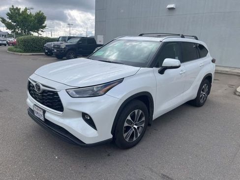 Used 2025 Toyota Highlander XLE image 3