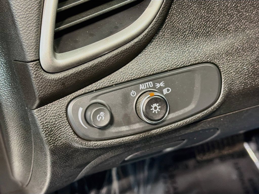 Used 2019 Chevrolet Trax LT w/ LT Convenience Package FWD image 12