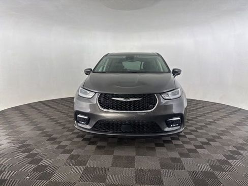 Used 2023 Chrysler Pacifica Touring-L image 3