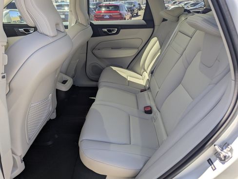 Used 2021 Volvo XC60 T5 Momentum w/ Advanced Package AWD/4WD image 8