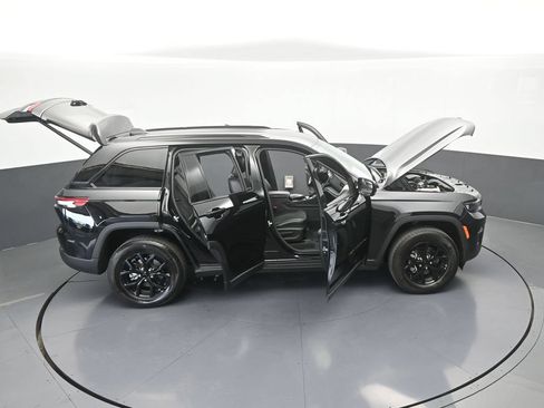 Used 2025 Jeep Grand Cherokee Altitude RWD image 71