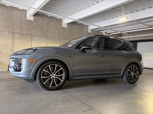 Certified 2026 Porsche Cayenne Turbo AWD/4WD image 2