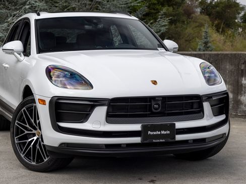 Certified 2026 Porsche Macan AWD/4WD image 9