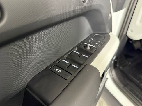 Used 2024 Land Rover Defender 110 S image 11
