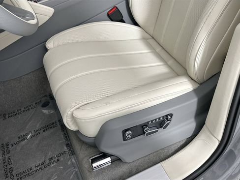 Used 2025 Bentley Bentayga Extended Wheelbase image 16