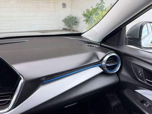 Used 2025 Chevrolet Trax LT image 36