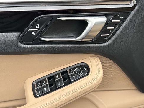 Used 2023 Porsche Macan AWD/4WD image 18