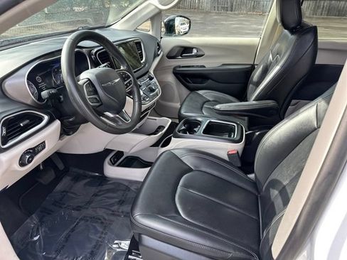 Used 2024 Chrysler Pacifica Touring-L FWD image 32
