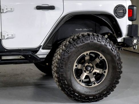 Used 2018 Jeep Wrangler Unlimited Sahara AWD/4WD image 13