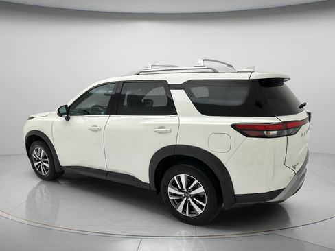 Used 2024 Nissan Pathfinder SL AWD/4WD image 4