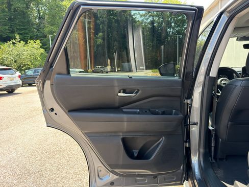 Used 2025 Nissan Pathfinder SL w/ SL Premium Package FWD image 12