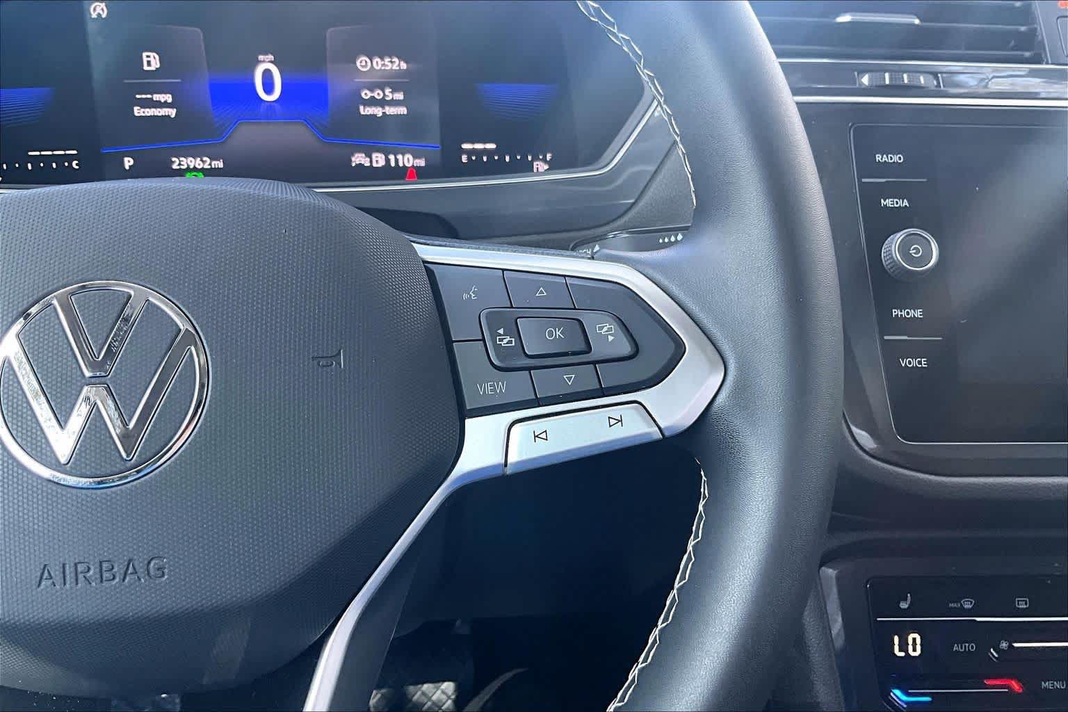 Used 2022 Volkswagen Tiguan SE w/ Panoramic Sunroof Package FWD image 25