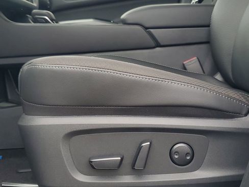 New 2025 Nissan Pathfinder SL image 12