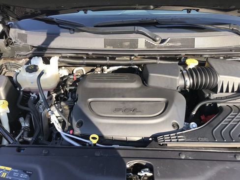 Used 2025 Chrysler Pacifica Limited FWD image 25