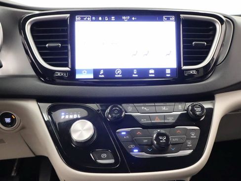 Used 2024 Chrysler Pacifica Touring-L FWD image 10